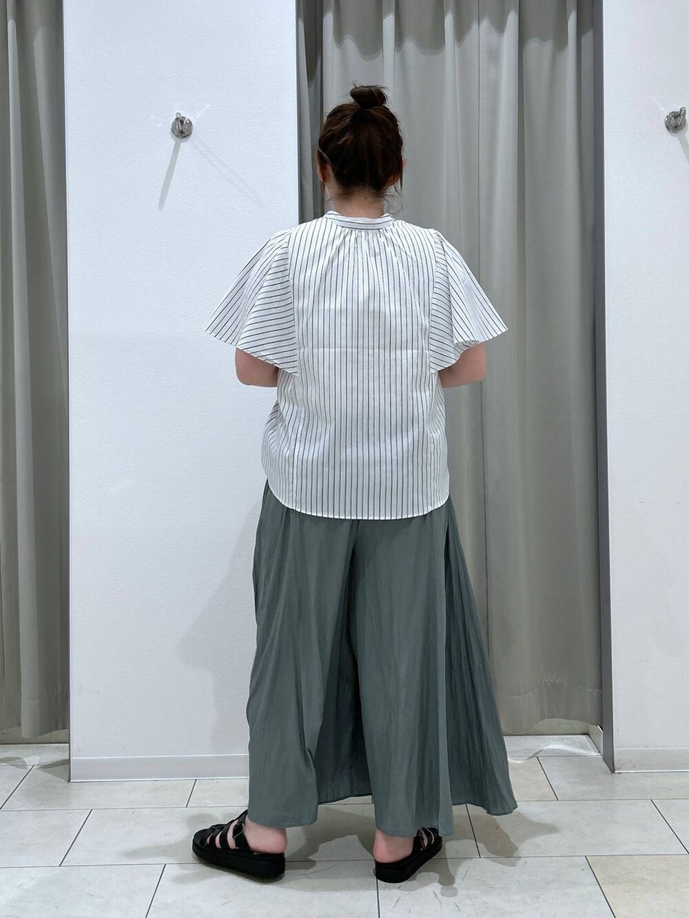ブラック系のスニーカー、グリーン系のその他パンツ、グレー系のショルダーバッグを着用したレディースの春コーディネートの6枚目の写真