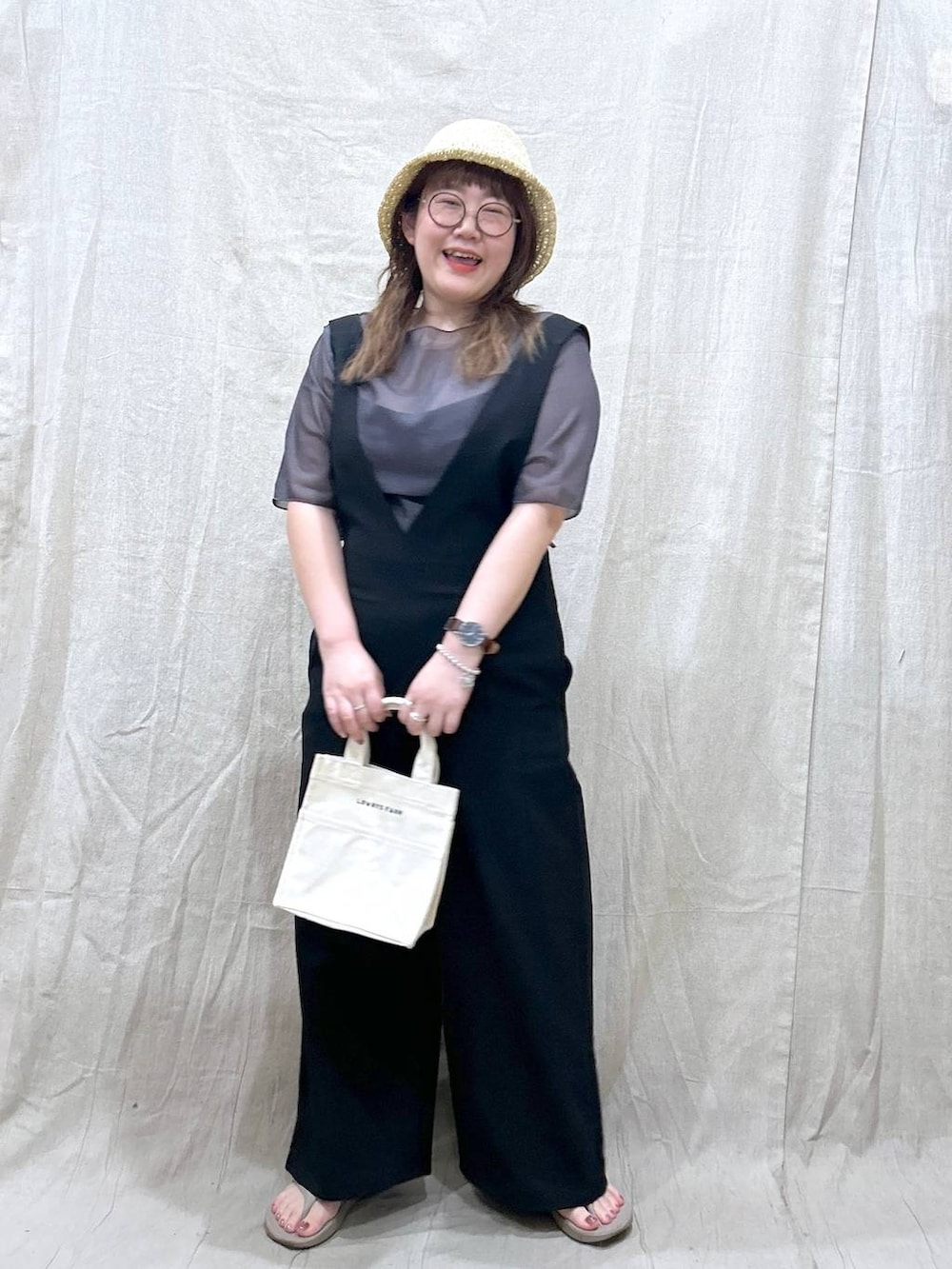 「体型カバー、着痩せ・細見え、カジュアル、ブランドミックス、ぽっちゃり_GLOBAL WORK、LOWRYS FARM、GLOBAL WORK、BAYFLOW、サロペット、サンダル、夏コーデ、サマーセール、ぽっちゃりスタッフ」|「LOWRYS FARMのシアーラッセルショート6S 905559(Tシャツ/カットソー、グレー系)」を使った、たけちゃんさん(レディース・162cm)の夏コーディネートの2枚目の写真