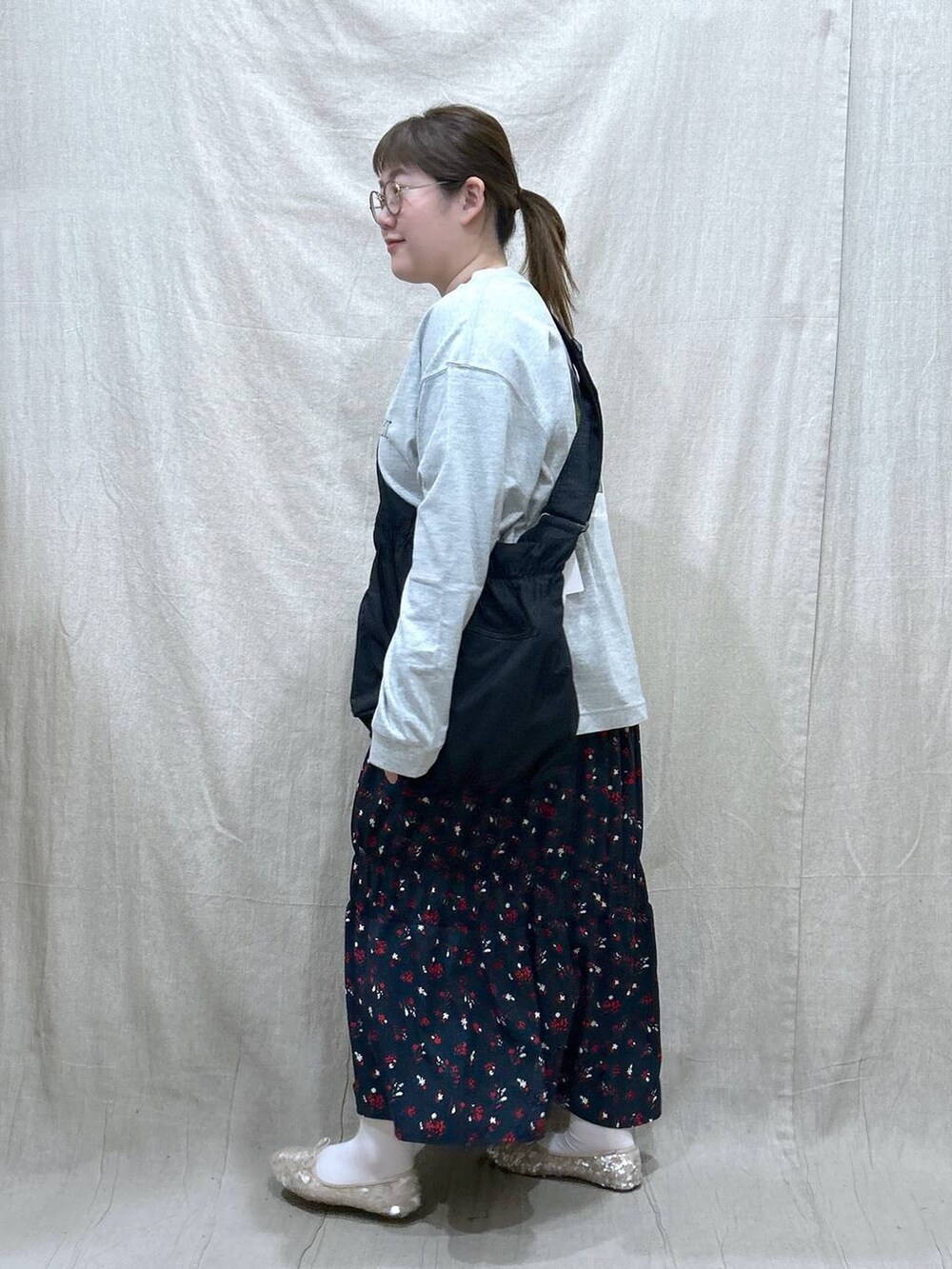 ブルー系のスカート、グレー系のTシャツ/カットソー、ホワイト系のバレエシューズを着用したレディースの春コーディネートの4枚目の写真