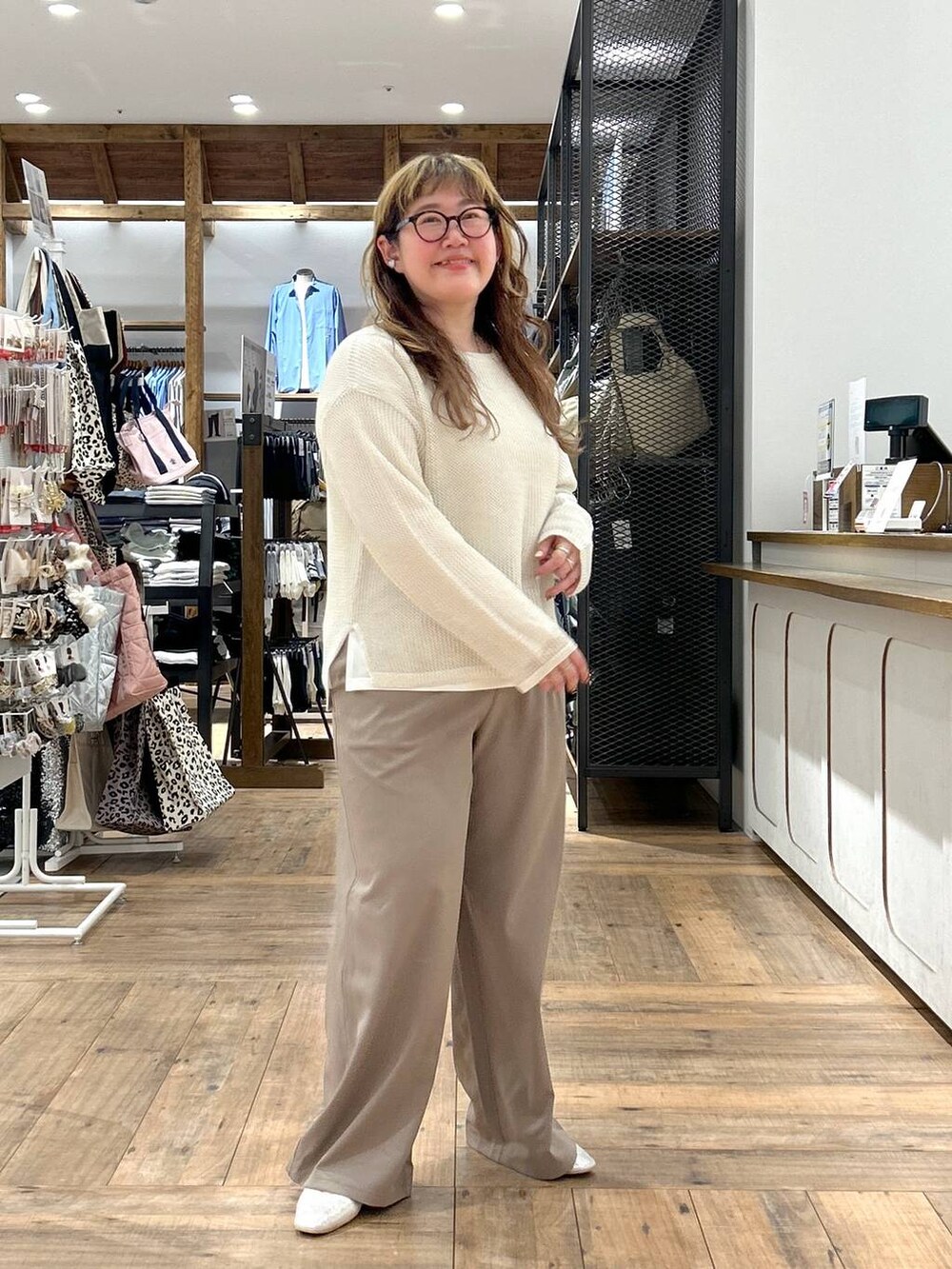 シルバー系のパンプス、ホワイト系のニット/セーター、ブラウン系のその他パンツを着用したレディースの春コーディネートの2枚目の写真