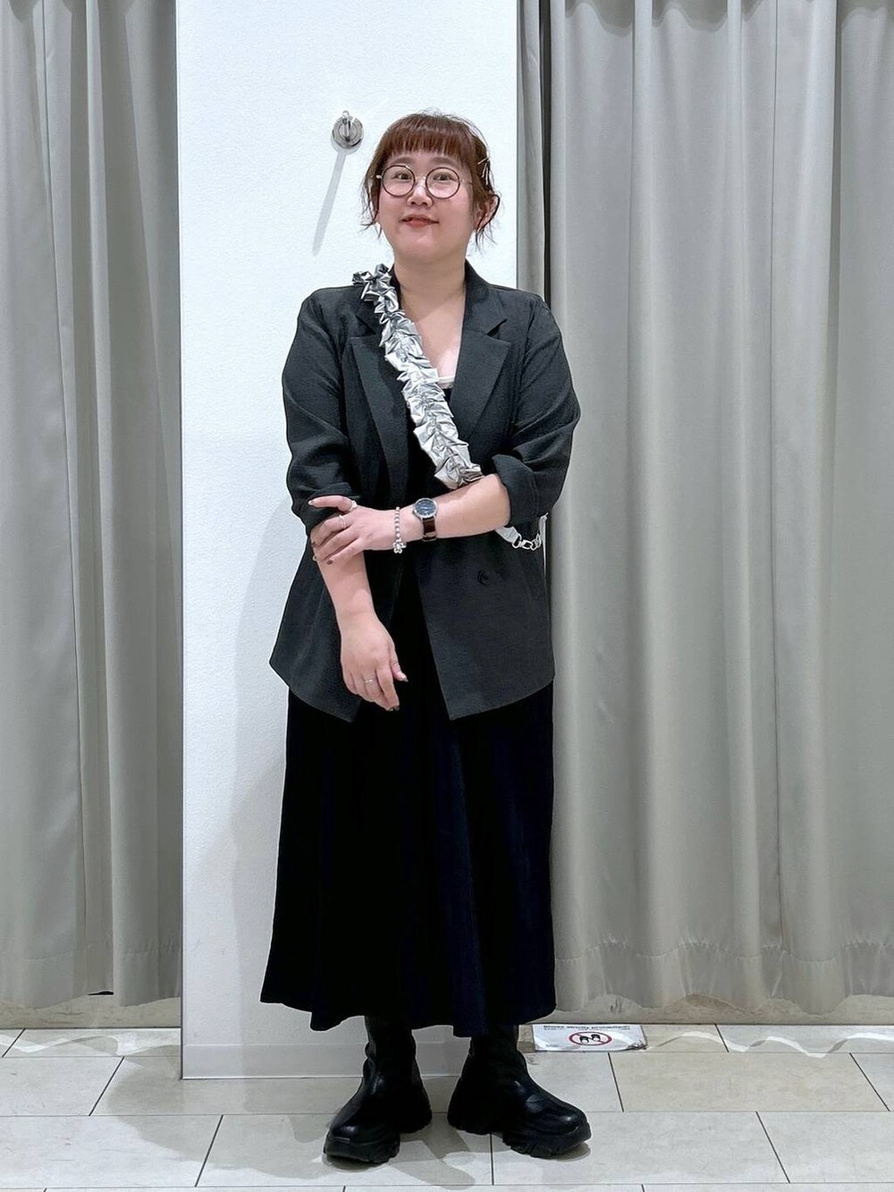 「体型カバー、着痩せ・細見え、カジュアル、ぽっちゃり_GLOBAL WORK、LOWRYS FARM、ワンピース、ジャケット、ジャケットスタイル、モノトーン、ブーツ、秋コーデ、ぽっちゃりスタッフ」｜「LOWRYS FARMのストレッチスニーカーブーツ　133385（ブーツ、ブラック系）」を使った、たけちゃんさん（レディース・162cm）の夏コーディネートの3枚目の写真