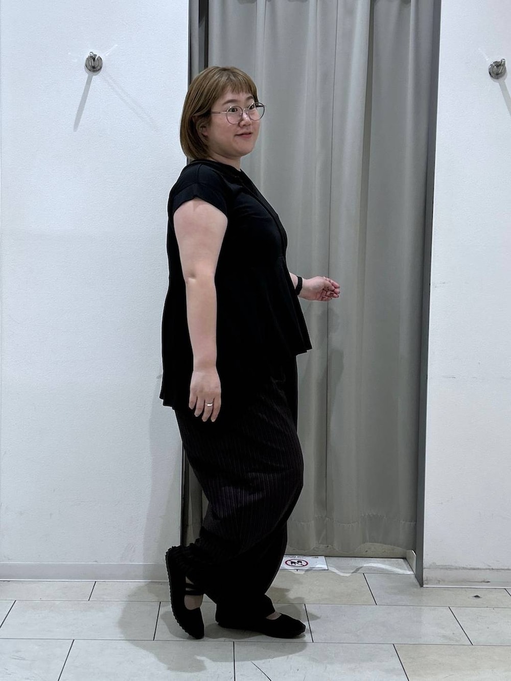 ブラウン系のその他パンツ、ブラック系のスニーカー、ブラック系のTシャツ/カットソーを着用したレディースの夏コーディネートの4枚目の写真