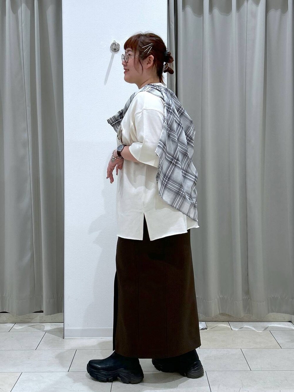 ホワイト系のシャツ/ブラウス、ブラウン系のスカート、ホワイト系のTシャツ/カットソーを着用したレディースの夏コーディネートの5枚目の写真