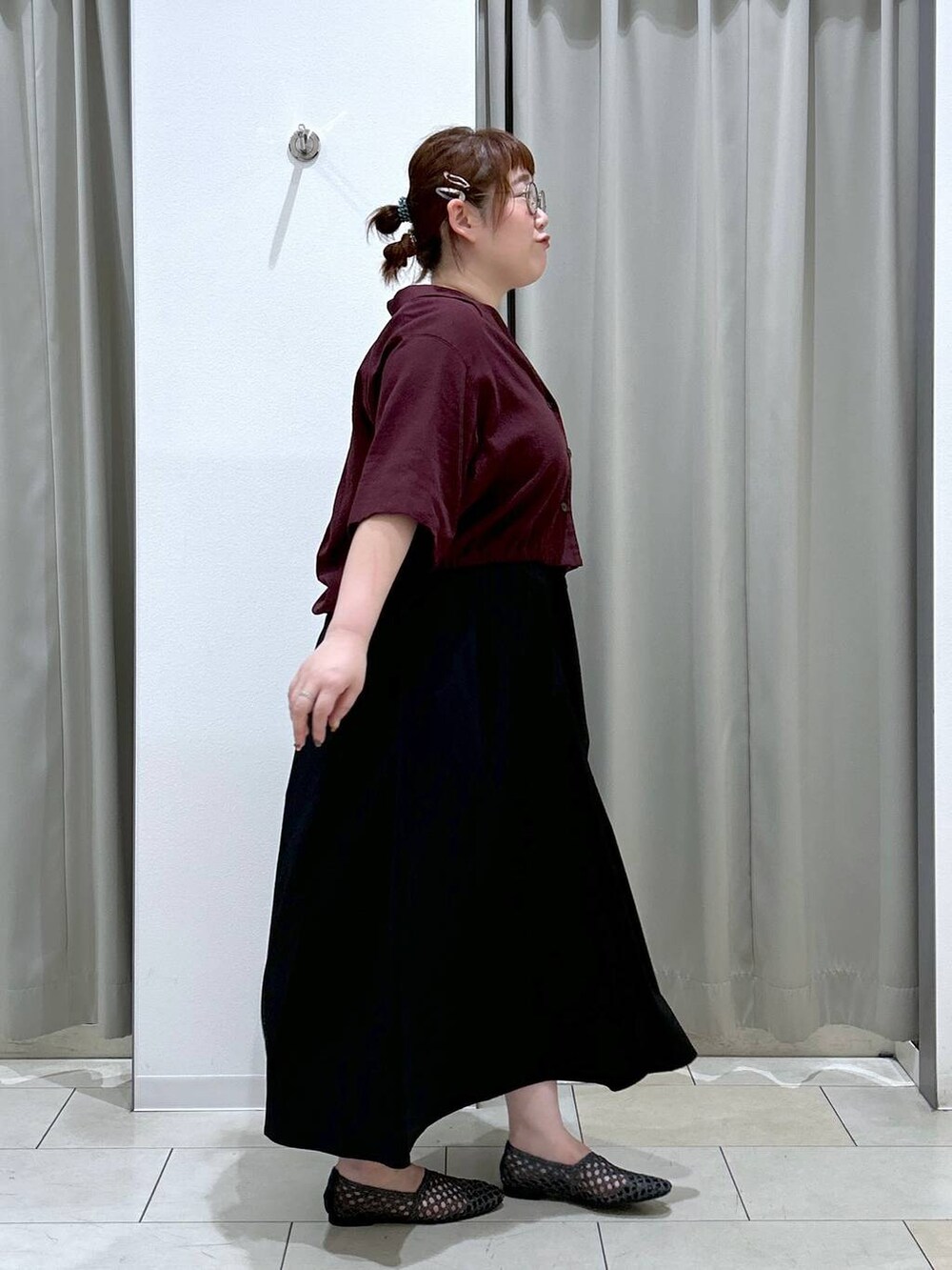 ブラック系のスカート、シルバー系のショルダーバッグ、ブラウン系のシャツ/ブラウスを着用したレディースの夏コーディネートの5枚目の写真