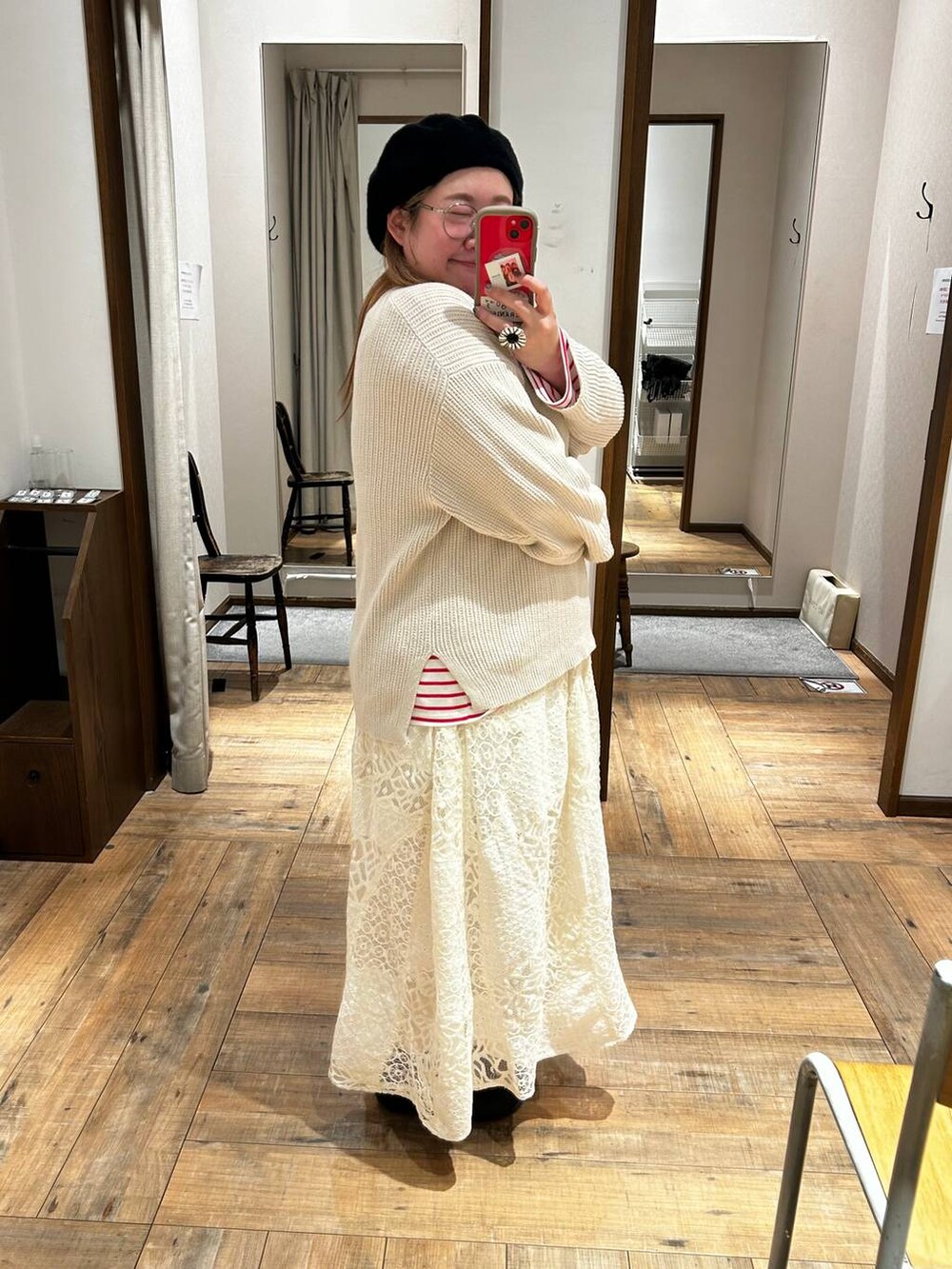 ベージュ系のニット/セーター、レッド系のTシャツ/カットソーを着用したレディースの冬コーディネートの2枚目の写真