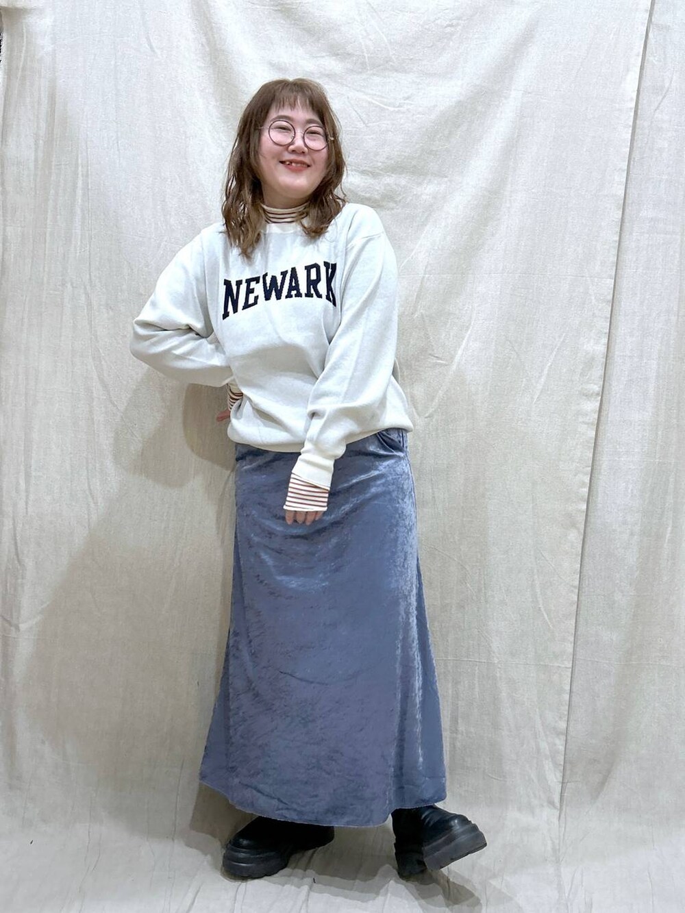 ブラウン系のTシャツ/カットソー、ベージュ系のその他アウター、ブラック系のブーツを着用したレディースの冬コーディネートの5枚目の写真