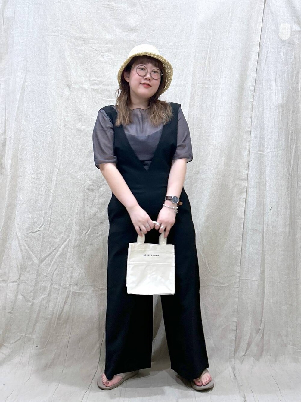 「体型カバー、着痩せ・細見え、カジュアル、ブランドミックス、ぽっちゃり_GLOBAL WORK、LOWRYS FARM、GLOBAL WORK、BAYFLOW、サロペット、サンダル、夏コーデ、サマーセール、ぽっちゃりスタッフ」|「LOWRYS FARMのシアーラッセルショート6S 905559(Tシャツ/カットソー、グレー系)」を使った、たけちゃんさん(レディース・162cm)の夏コーディネートの4枚目の写真
