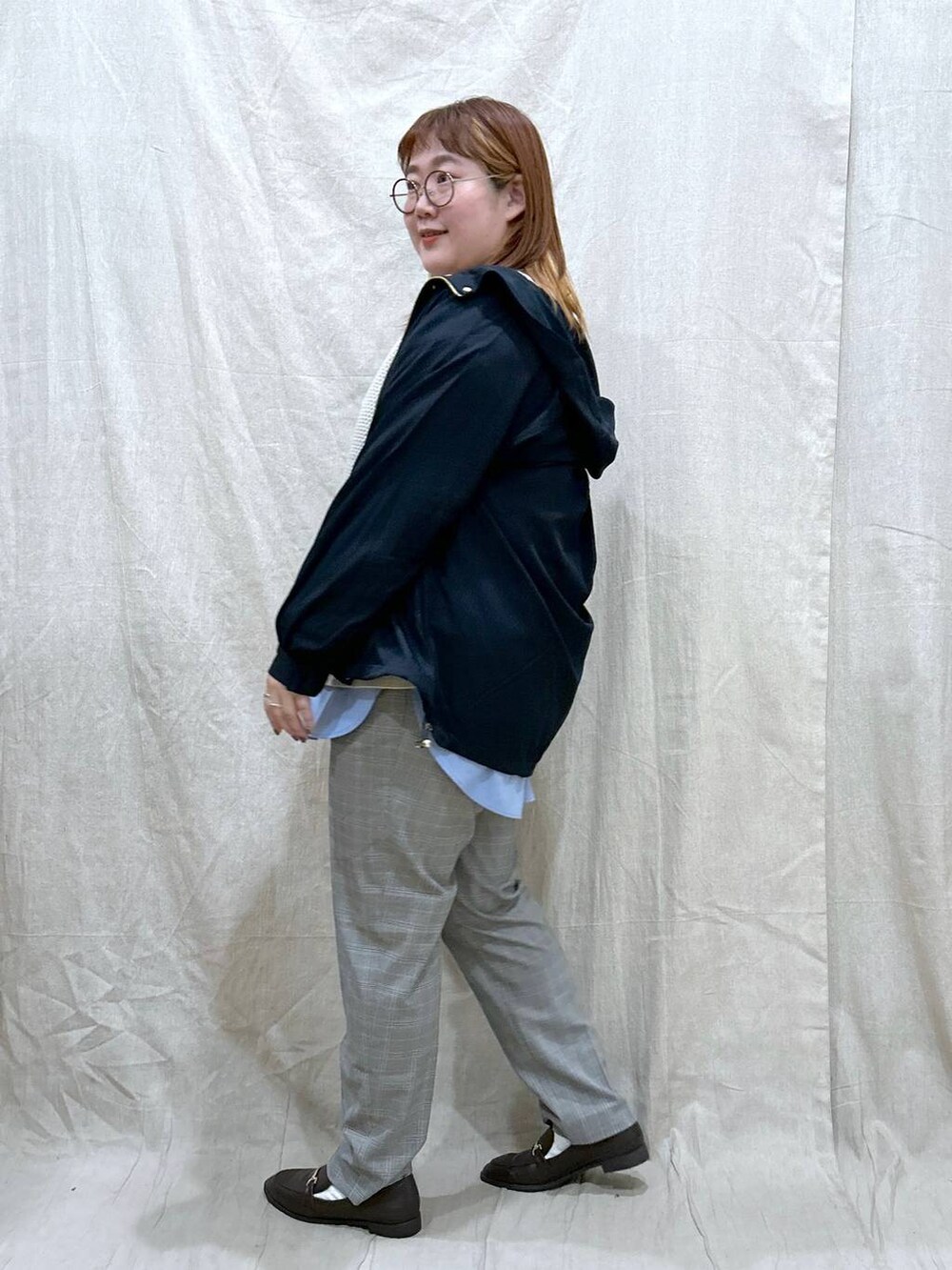 グレー系のその他パンツ、ブルー系のシャツ/ブラウス、ホワイト系のニット/セーターを着用したレディースの秋コーディネートの2枚目の写真