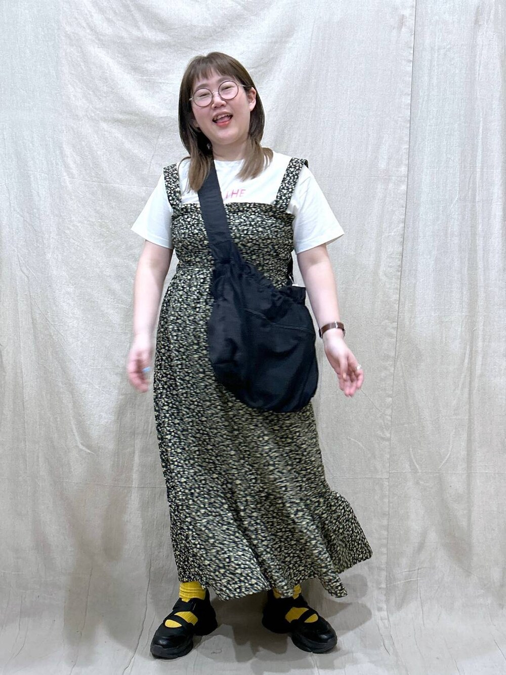 「ワンピース、体型カバー、着痩せ・細見え、カジュアル、ぽっちゃり_GLOBAL WORK、LOWRYS FARM、Tシャツ、スニーカー、ぽっちゃりスタッフ」｜「LOWRYS FARMのサイドオープンスニーカー 100499（サンダル、ブラック系）」を使った、たけちゃんさん（レディース・162cm）の春コーディネートの2枚目の写真