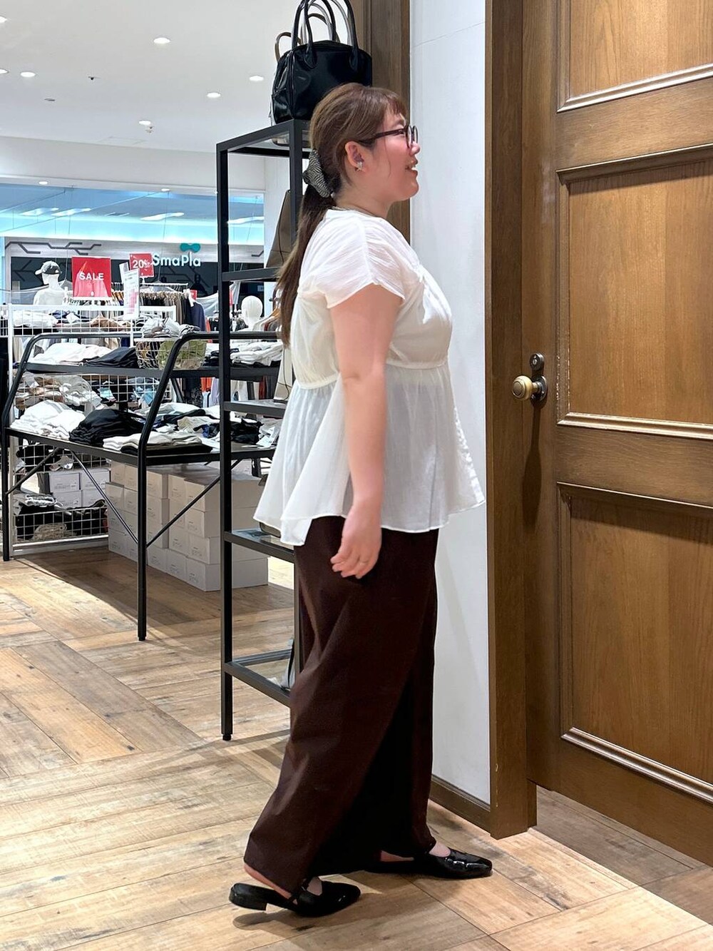 ホワイト系のシャツ/ブラウス、ブラウン系のその他パンツ、シルバー系のネックレスを着用したレディースの夏コーディネートの6枚目の写真