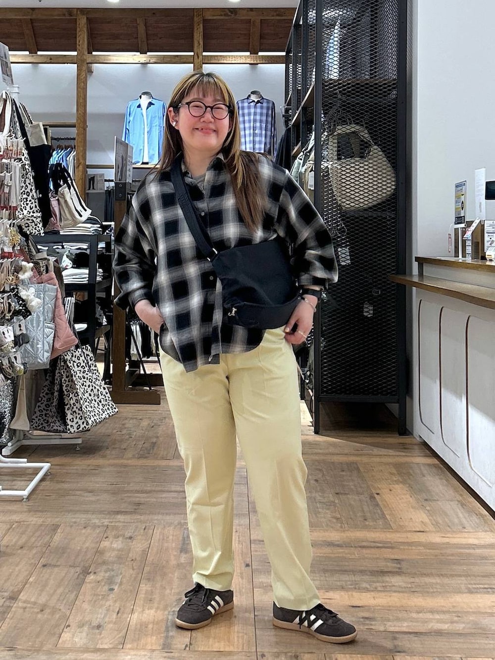 イエロー系のその他パンツ、ブラック系のショルダーバッグ、グレー系のTシャツ/カットソーを着用したレディースの春コーディネートの2枚目の写真