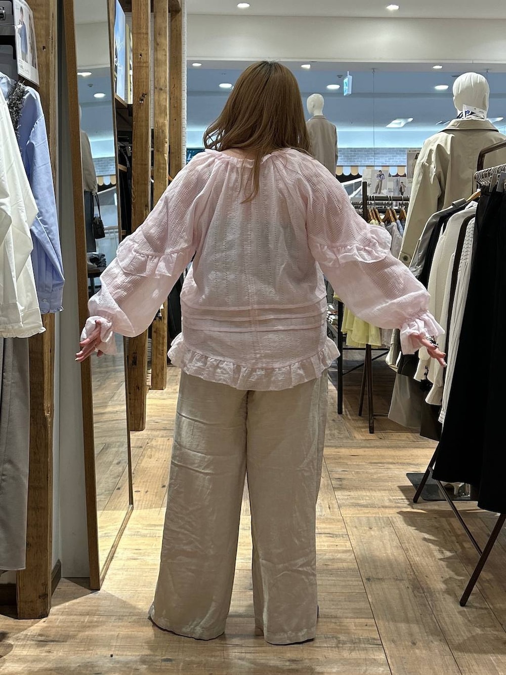 ブラック系のバレエシューズ、ホワイト系のその他パンツ、ピンク系のシャツ/ブラウスを着用したレディースの春コーディネートの3枚目の写真