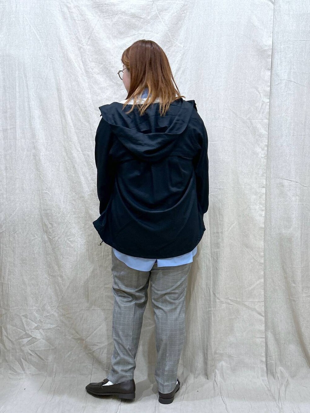 グレー系のその他パンツ、ブルー系のシャツ/ブラウス、ホワイト系のニット/セーターを着用したレディースの秋コーディネートの3枚目の写真