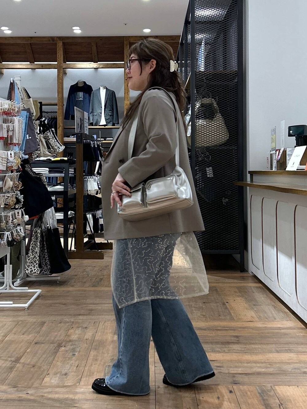 「体型カバー、着痩せ・細見え、カジュアル、ぽっちゃり_GLOBAL WORK、GLOBAL WORK、ぽっちゃりスタッフ、カジュアルコーデ、ジャケット、Tシャツ、デニムパンツ、ローファー、春コーデ」|「GLOBAL WORKのエアかる厚底ローファー/136031(ローファー、ブラック系)」を使った、たけちゃんさん(レディース・162cm)の春コーディネートの4枚目の写真