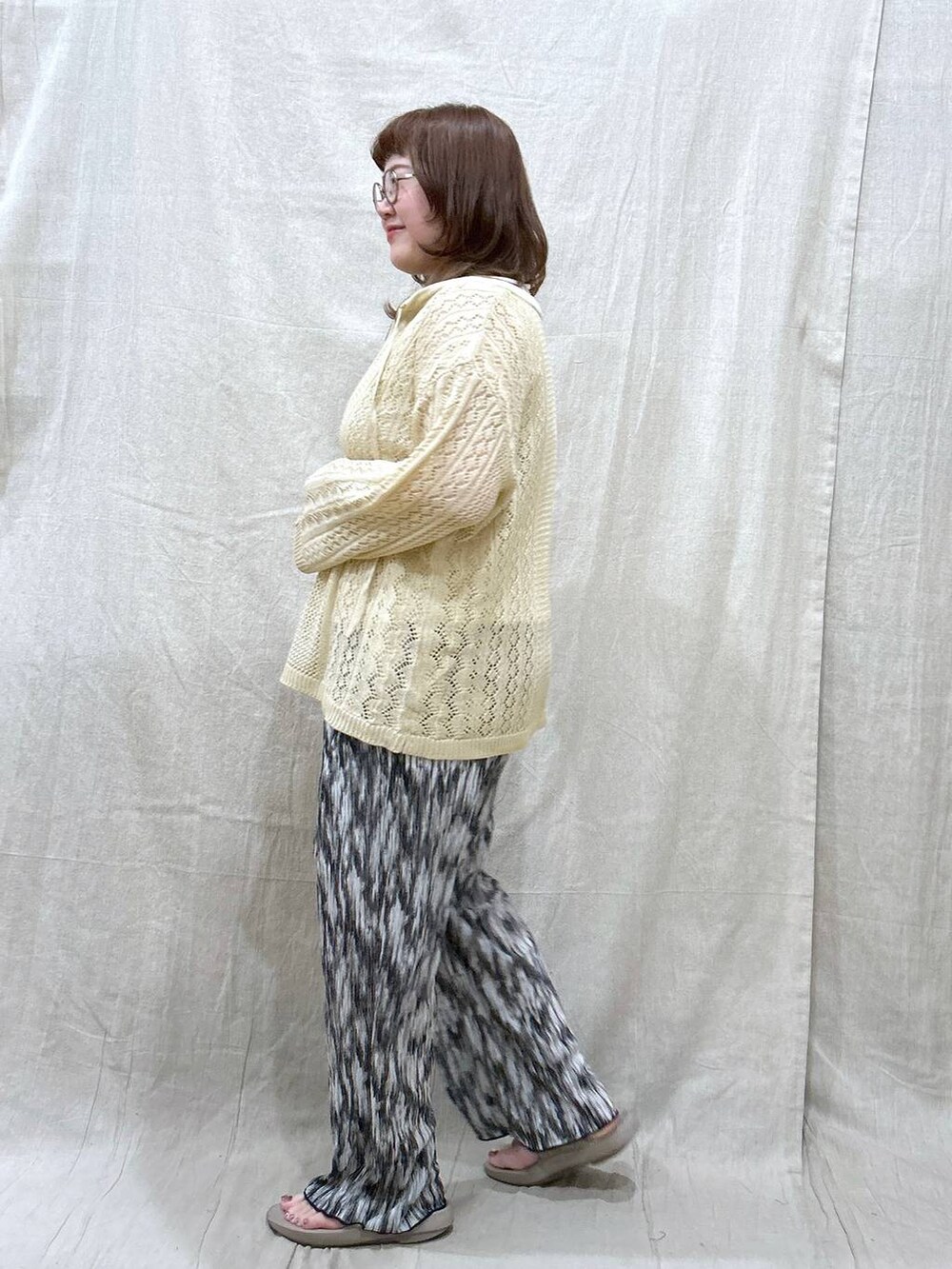 ホワイト系のニット/セーター、ブラック系のその他パンツ、ホワイト系のタンクトップを着用したレディースの夏コーディネートの5枚目の写真