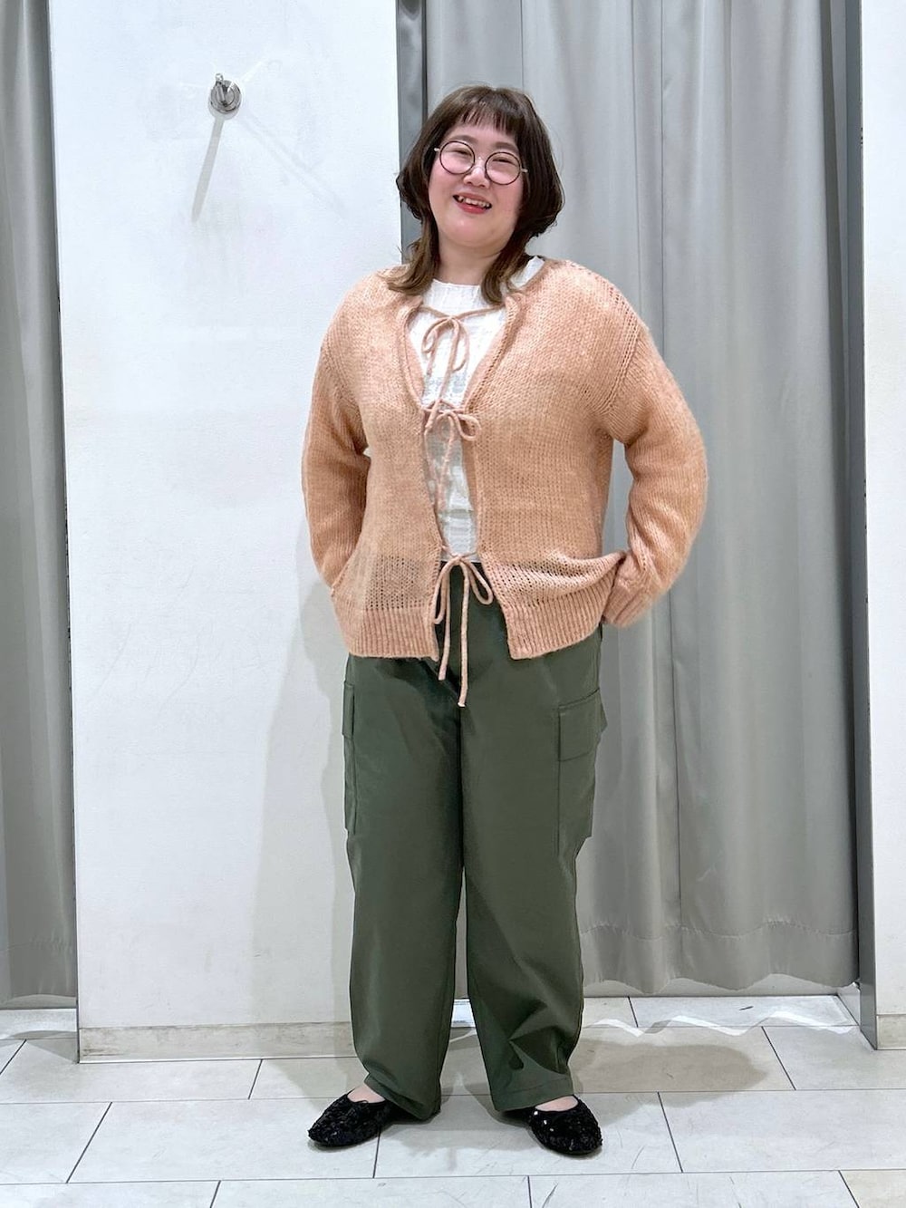 ベージュ系のTシャツ/カットソー、ピンク系のニット/セーター、ブラック系のバレエシューズを着用したレディースの冬コーディネートの3枚目の写真