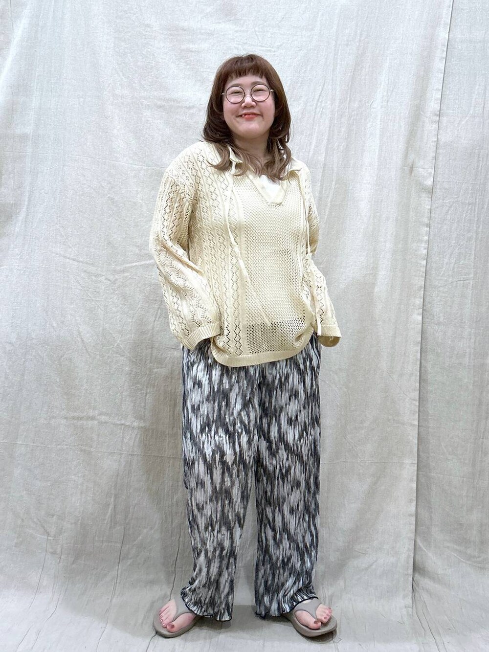 ホワイト系のニット/セーター、ブラック系のその他パンツ、ホワイト系のタンクトップを着用したレディースの夏コーディネートの2枚目の写真