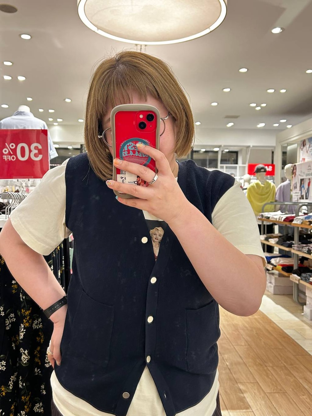 ブラウン系のその他パンツ、ブルー系のベスト、ブラック系のスニーカーを着用したレディースの夏コーディネートの3枚目の写真
