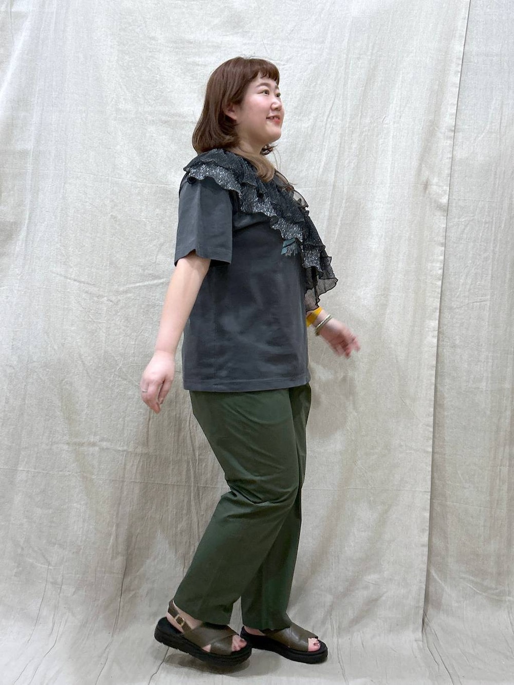 グリーン系のサンダル、グリーン系のその他パンツ、グレー系のTシャツ/カットソーを着用したレディースの夏コーディネートの6枚目の写真