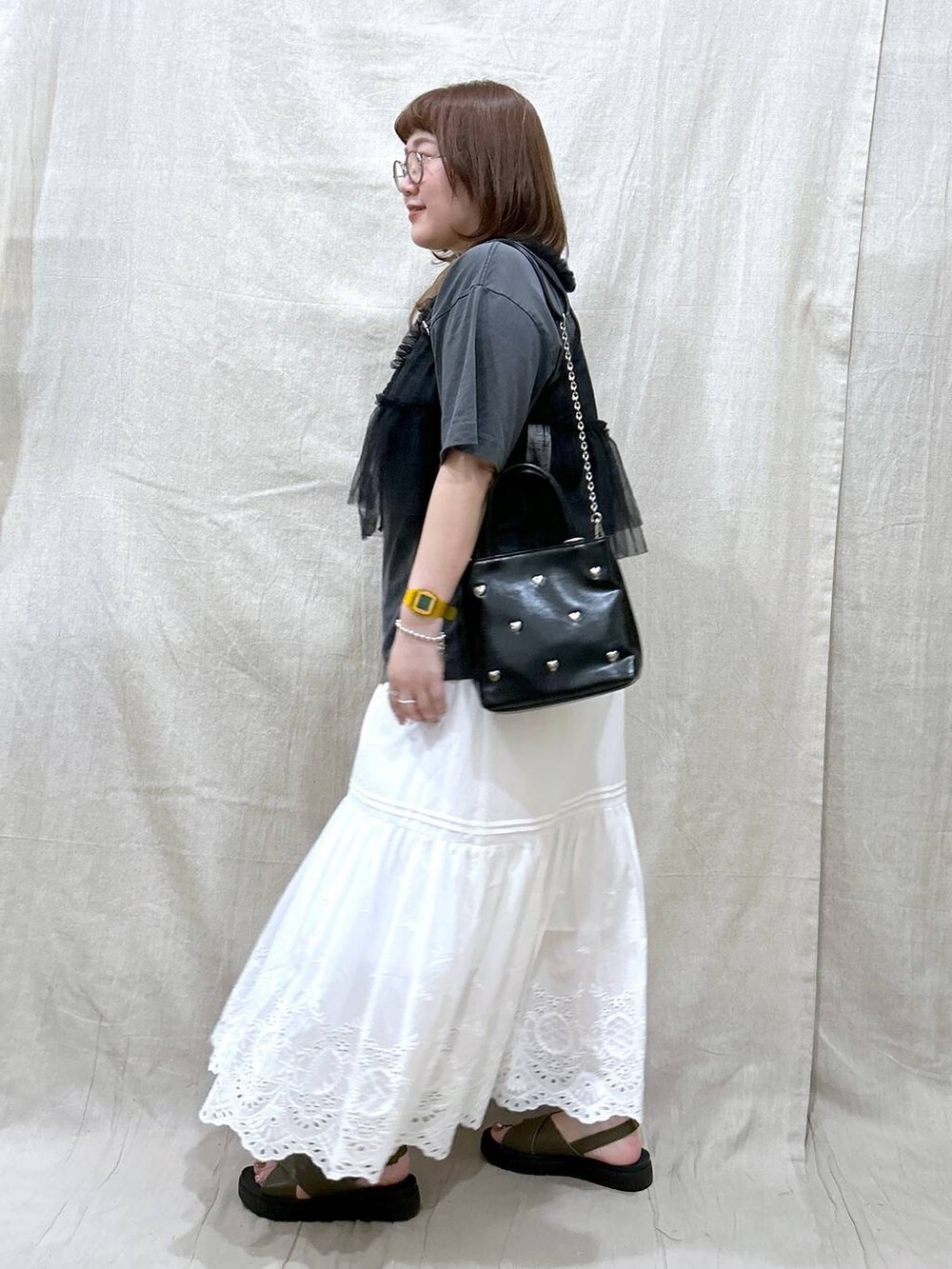 ホワイト系のスカート、グレー系のTシャツ/カットソー、グリーン系のサンダルを着用したレディースの夏コーディネートの4枚目の写真