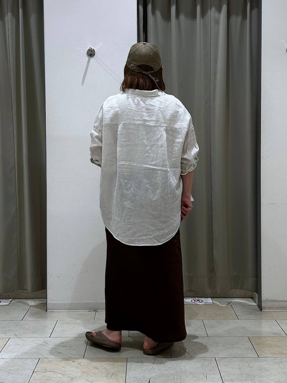 ブラウン系のスカート、ホワイト系のシャツ/ブラウス、ホワイト系のTシャツ/カットソーを着用したレディースの夏コーディネートの6枚目の写真