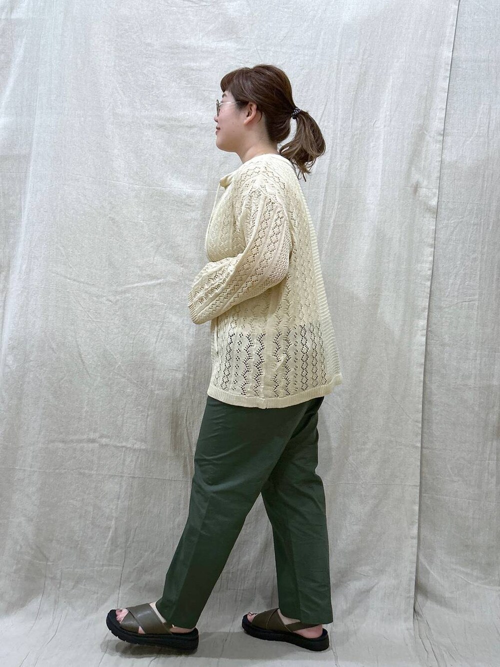 ホワイト系のニット/セーター、グリーン系のサンダル、グリーン系のその他パンツを着用したレディースの夏コーディネートの5枚目の写真