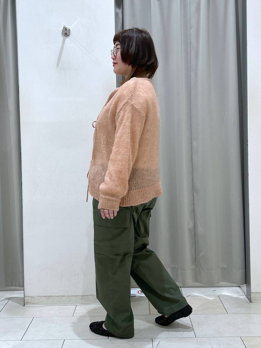 ベージュ系のTシャツ/カットソー、ピンク系のニット/セーター、ブラック系のバレエシューズを着用したレディースの冬コーディネートの5枚目の写真