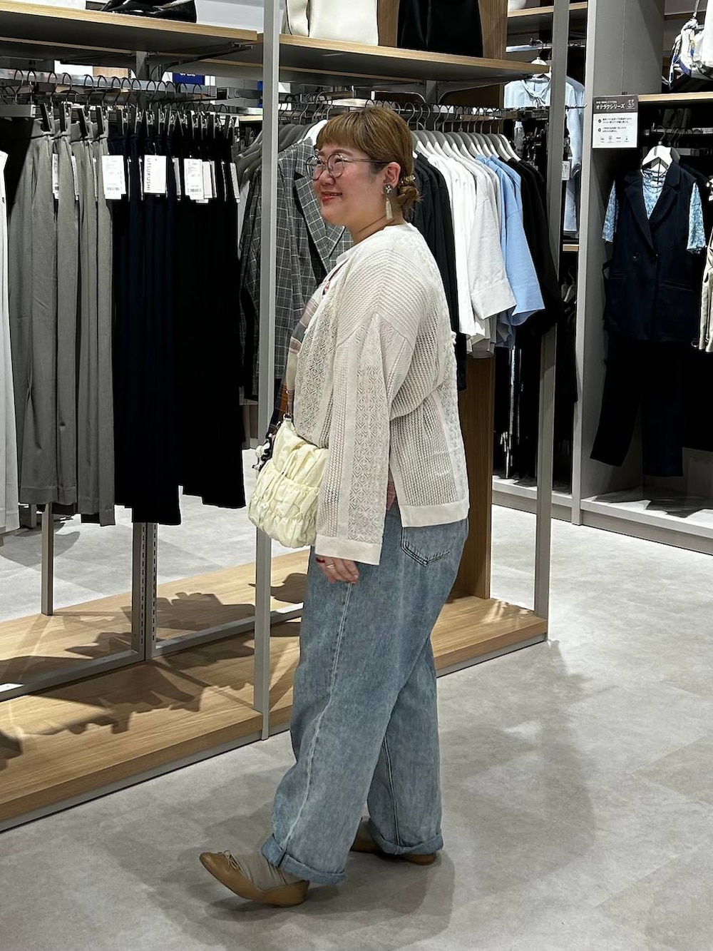 ブラウン系のバレエシューズ、ブルー系のデニムパンツ、ホワイト系のTシャツ/カットソーを着用したレディースの春コーディネートの4枚目の写真