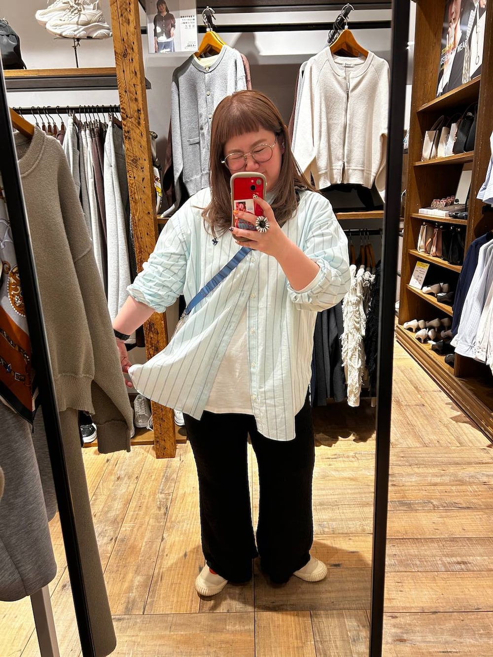 ブルー系のシャツ/ブラウスを着用したレディースの春コーディネートの2枚目の写真