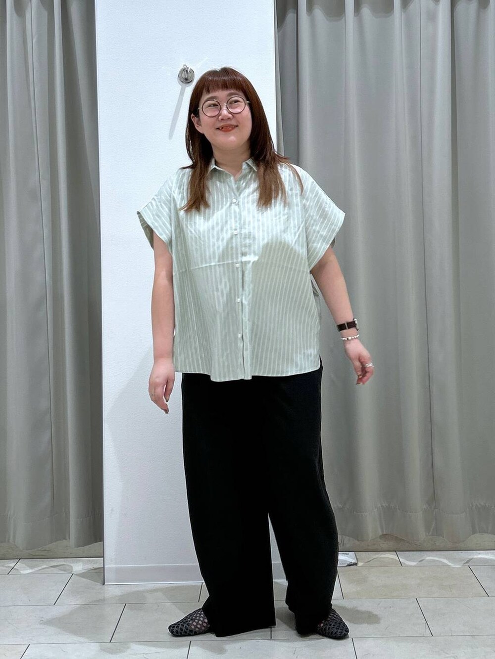 ブラック系のその他パンツ、ブラック系のパンプス、グリーン系のシャツ/ブラウスを着用したレディースの夏コーディネートの2枚目の写真