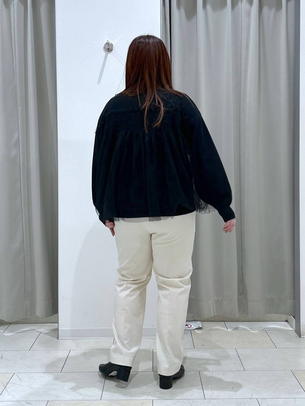 「体型カバー、着痩せ・細見え、カジュアル、ブランドミックス、ぽっちゃり_GLOBAL WORK、LOWRYS FARM、GLOBAL WORK、コート、メルティニット_GLOBAL WORK、ニット、ウツクシルエット_GLOBAL WORK、テーパードパンツ、ブーツ、ボストンバッグ、冬コーデ」｜「GLOBAL WORKのあったかウツクシルエットテーパードパンツ/115428（その他パンツ、ホワイト系）」を使った、たけちゃんさん（レディース・162cm）の冬コーディネートの8枚目の写真