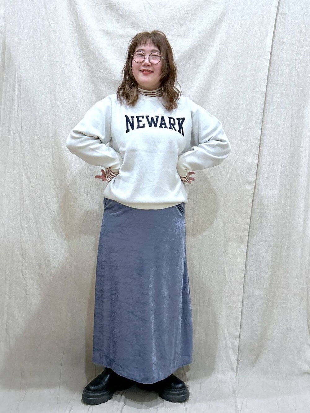 ブラウン系のTシャツ/カットソー、ベージュ系のその他アウター、ブラック系のブーツを着用したレディースの冬コーディネートの8枚目の写真