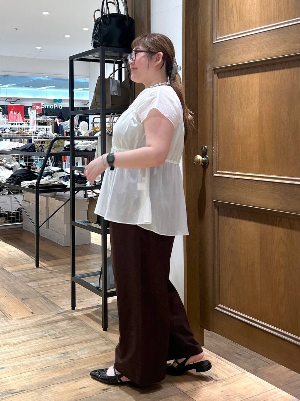 ホワイト系のシャツ/ブラウス、ブラウン系のその他パンツ、シルバー系のネックレスを着用したレディースの夏コーディネートの4枚目の写真