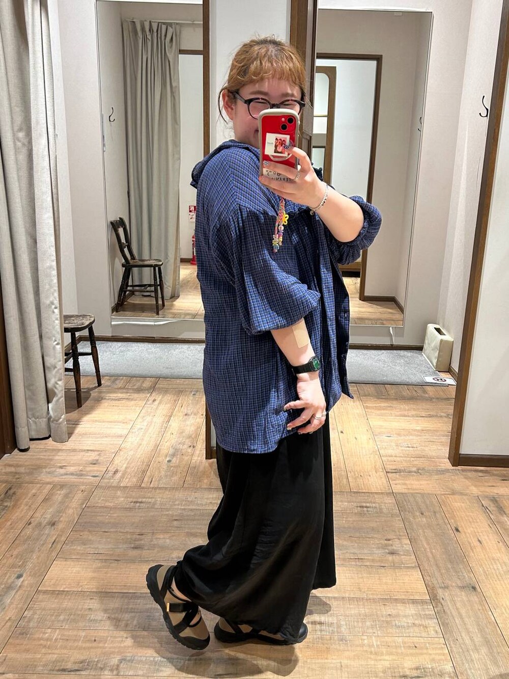 ベージュ系のスニーカー、ブルー系のシャツ/ブラウス、グレー系のタンクトップを着用したレディースの秋コーディネートの2枚目の写真