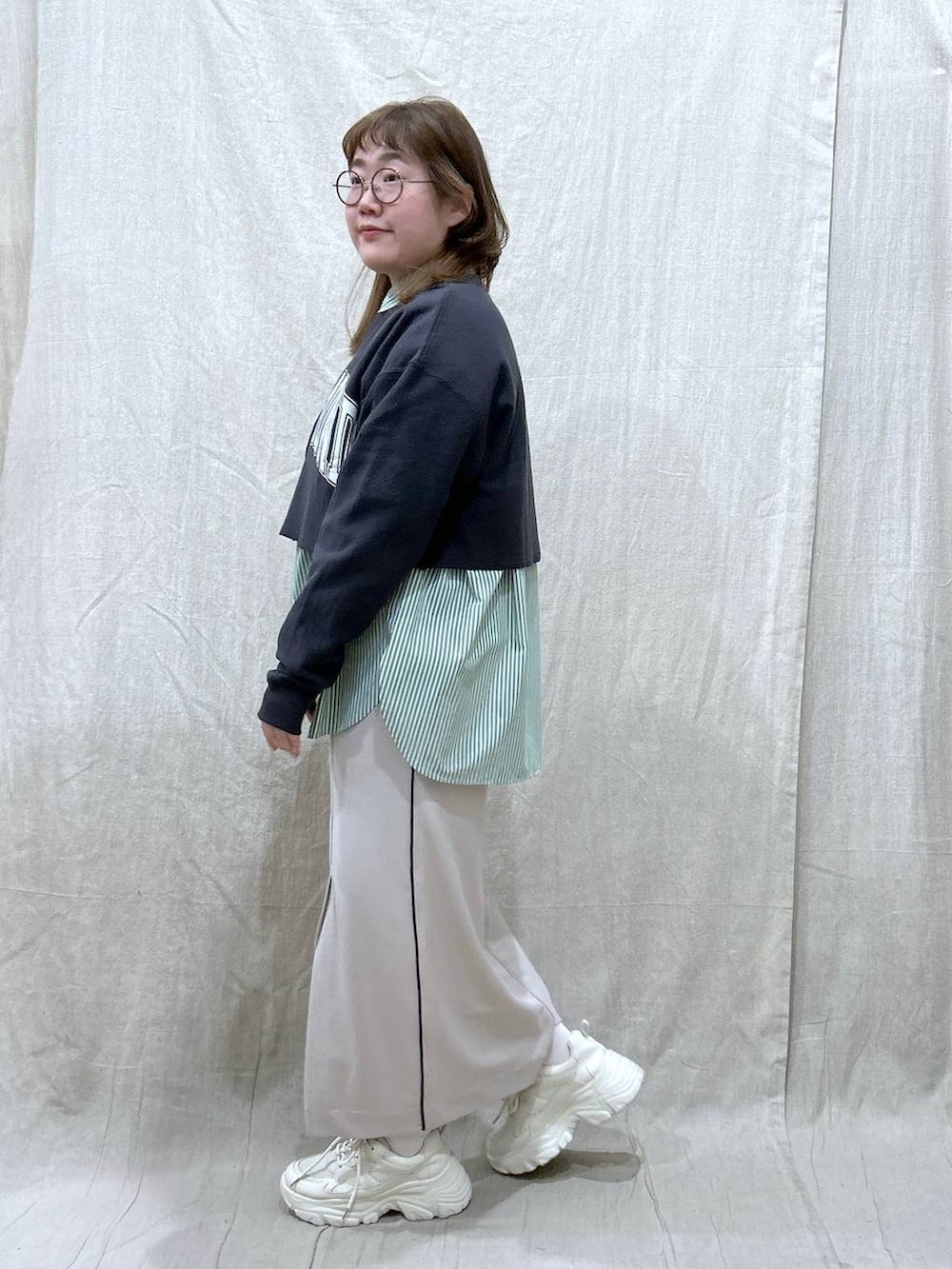 ブラック系のバックパック/リュック、グレー系のスウェット、グリーン系のシャツ/ブラウスを着用したレディースの冬コーディネートの5枚目の写真