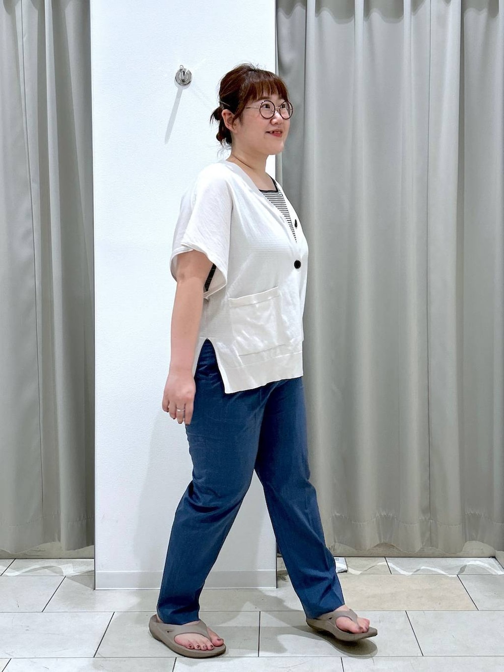 「体型カバー、着痩せ・細見え、カジュアル、ブランドミックス、ぽっちゃり_GLOBAL WORK、GLOBAL WORK、niko and ...、カーディガン、ウツクシルエット_GLOBAL WORK、ウツクシルエットパンツ_GLOBAL WORK、テーパードパンツ、夏コーデ、サンダル、BAYFLOW、楽ちんコーデ」|「niko and...のシリコンデジタルウォッチ(デジタル腕時計、イエロー系)」を使った、たけちゃんさん(レディース・162cm)の夏コーディネートの8枚目の写真