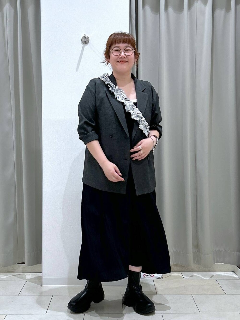 「体型カバー、着痩せ・細見え、カジュアル、ぽっちゃり_GLOBAL WORK、LOWRYS FARM、ワンピース、ジャケット、ジャケットスタイル、モノトーン、ブーツ、秋コーデ、ぽっちゃりスタッフ」｜「LOWRYS FARMのストレッチスニーカーブーツ　133385（ブーツ、ブラック系）」を使った、たけちゃんさん（レディース・162cm）の夏コーディネートの2枚目の写真