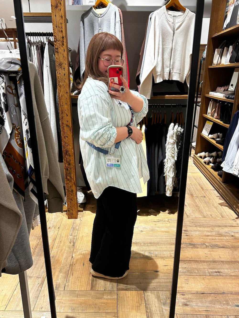 ブルー系のシャツ/ブラウスを着用したレディースの春コーディネートの3枚目の写真