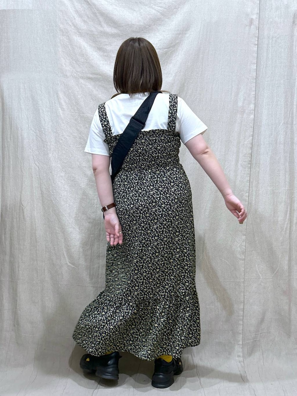 「ワンピース、体型カバー、着痩せ・細見え、カジュアル、ぽっちゃり_GLOBAL WORK、LOWRYS FARM、Tシャツ、スニーカー、ぽっちゃりスタッフ」｜「LOWRYS FARMのサイドオープンスニーカー 100499（サンダル、ブラック系）」を使った、たけちゃんさん（レディース・162cm）の春コーディネートの4枚目の写真