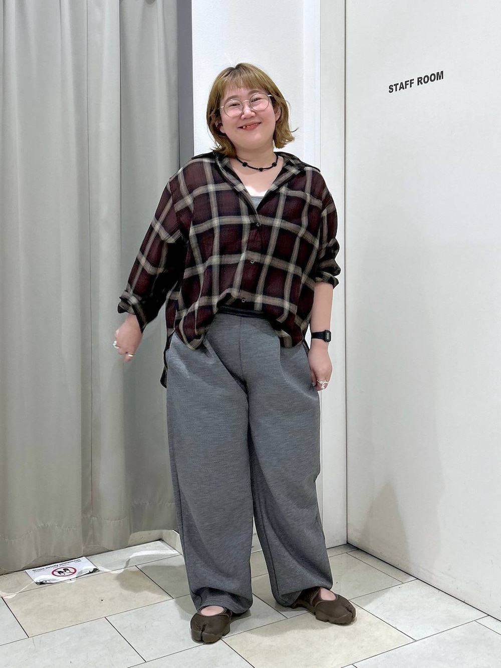 グレー系のタンクトップ、グレー系のスウェットパンツ、ブラウン系のシャツ/ブラウスを着用したレディースの夏コーディネートの2枚目の写真