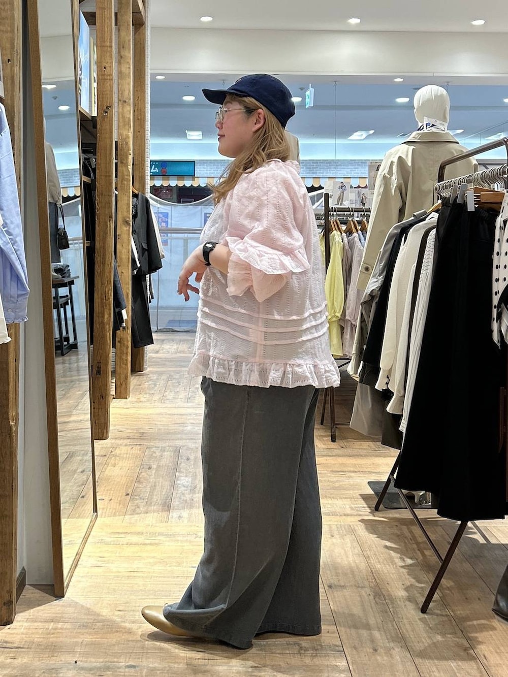 ブラウン系のバレエシューズ、ピンク系のシャツ/ブラウス、ブラック系のデニムパンツを着用したレディースの春コーディネートの3枚目の写真