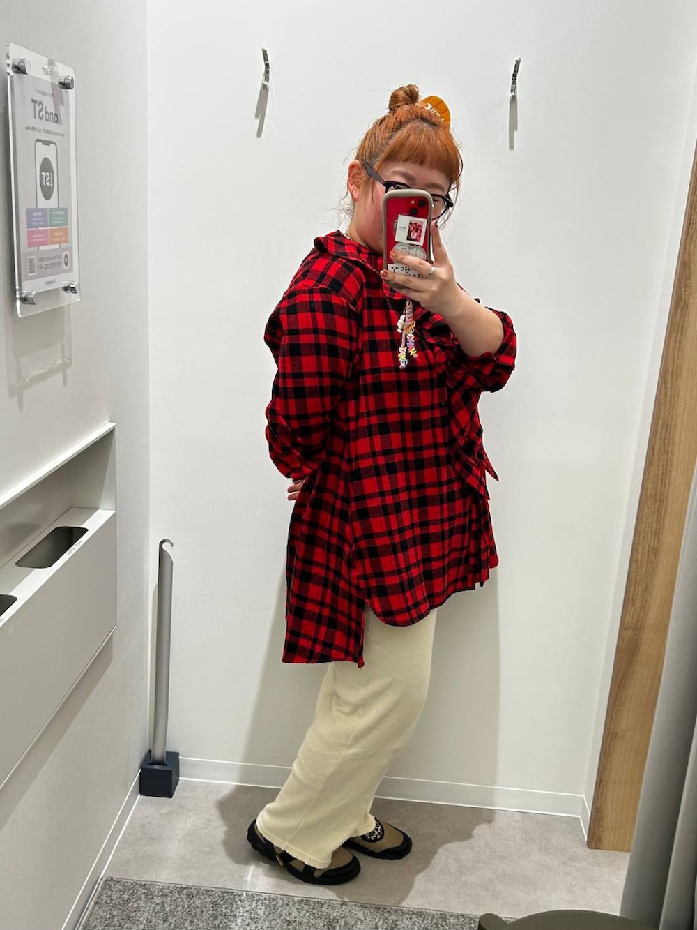 ベージュ系のスニーカーを着用したレディースの秋コーディネートの3枚目の写真