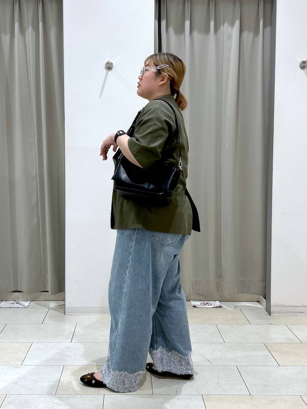 ブルー系のデニムパンツ、ブラック系のショルダーバッグ、ブラウン系のバレエシューズを着用したレディースの夏コーディネートの5枚目の写真