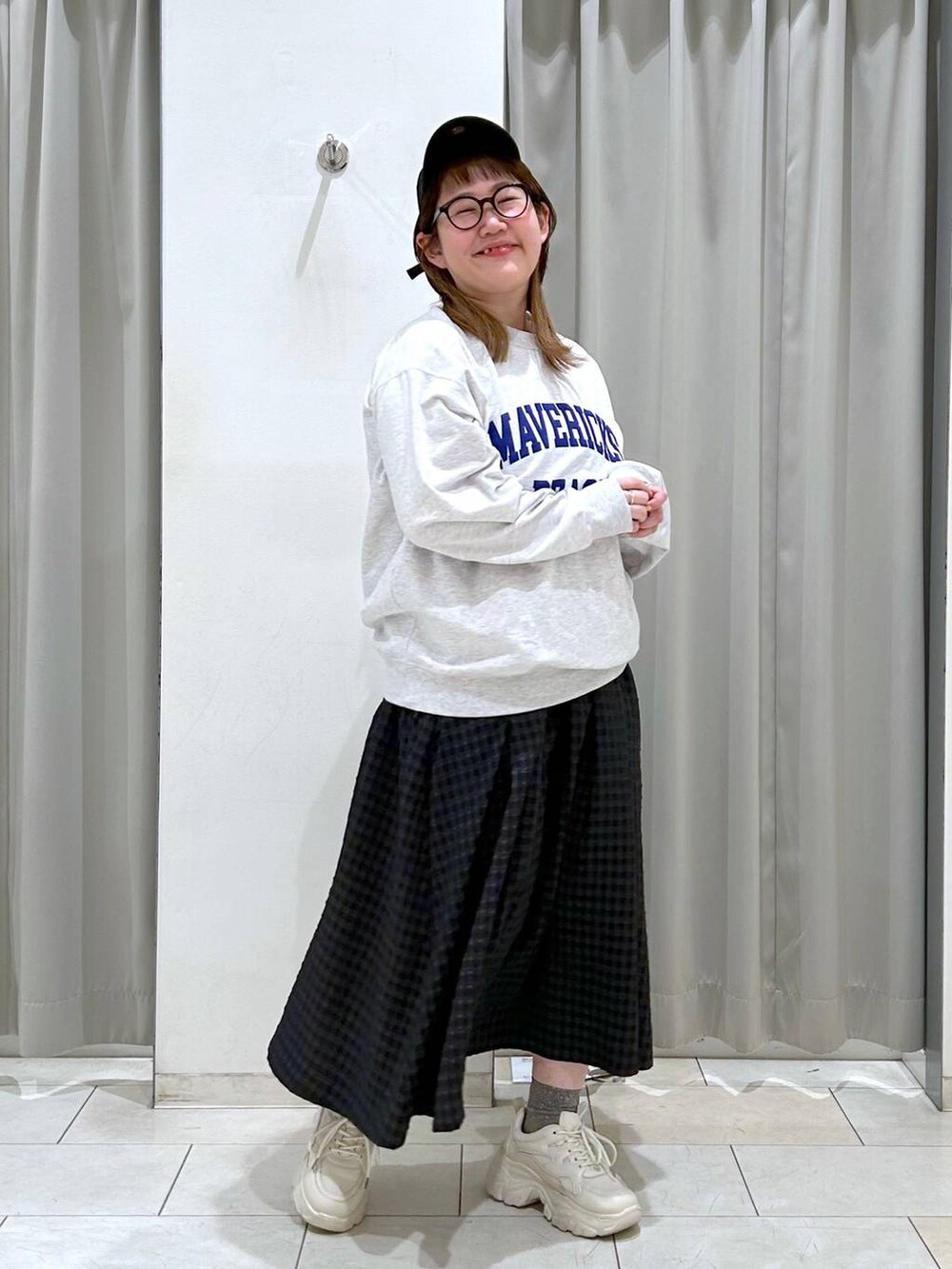 ブラック系のワンピース、ホワイト系のスニーカー、グレー系のスウェットを着用したレディースの冬コーディネートの4枚目の写真