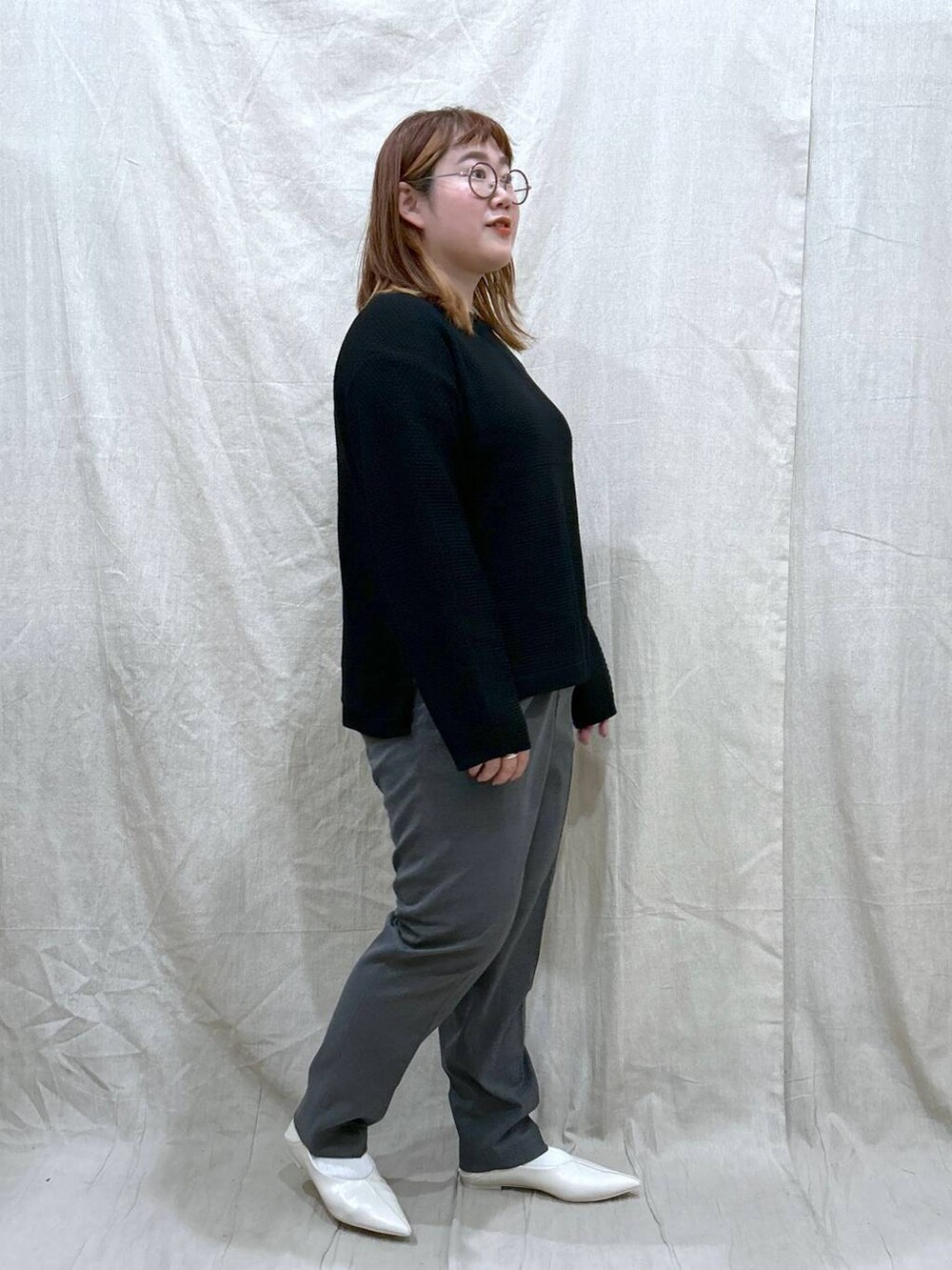 「体型カバー、着痩せ・細見え、カジュアル、ブランドミックス、ぽっちゃり_GLOBAL WORK、LOWRYS FARM、GLOBAL WORK、マウンテンパーカー、ニット、ウツクシルエット_GLOBAL WORK、テーパードパンツ、はくだけで美脚完成_GLOBAL WORK、秋コーデ」｜「GLOBAL WORKのウツクシルエットテーパードパンツ/704417（その他パンツ、グレー系）」を使った、たけちゃんさん（レディース・162cm）の秋コーディネートの7枚目の写真