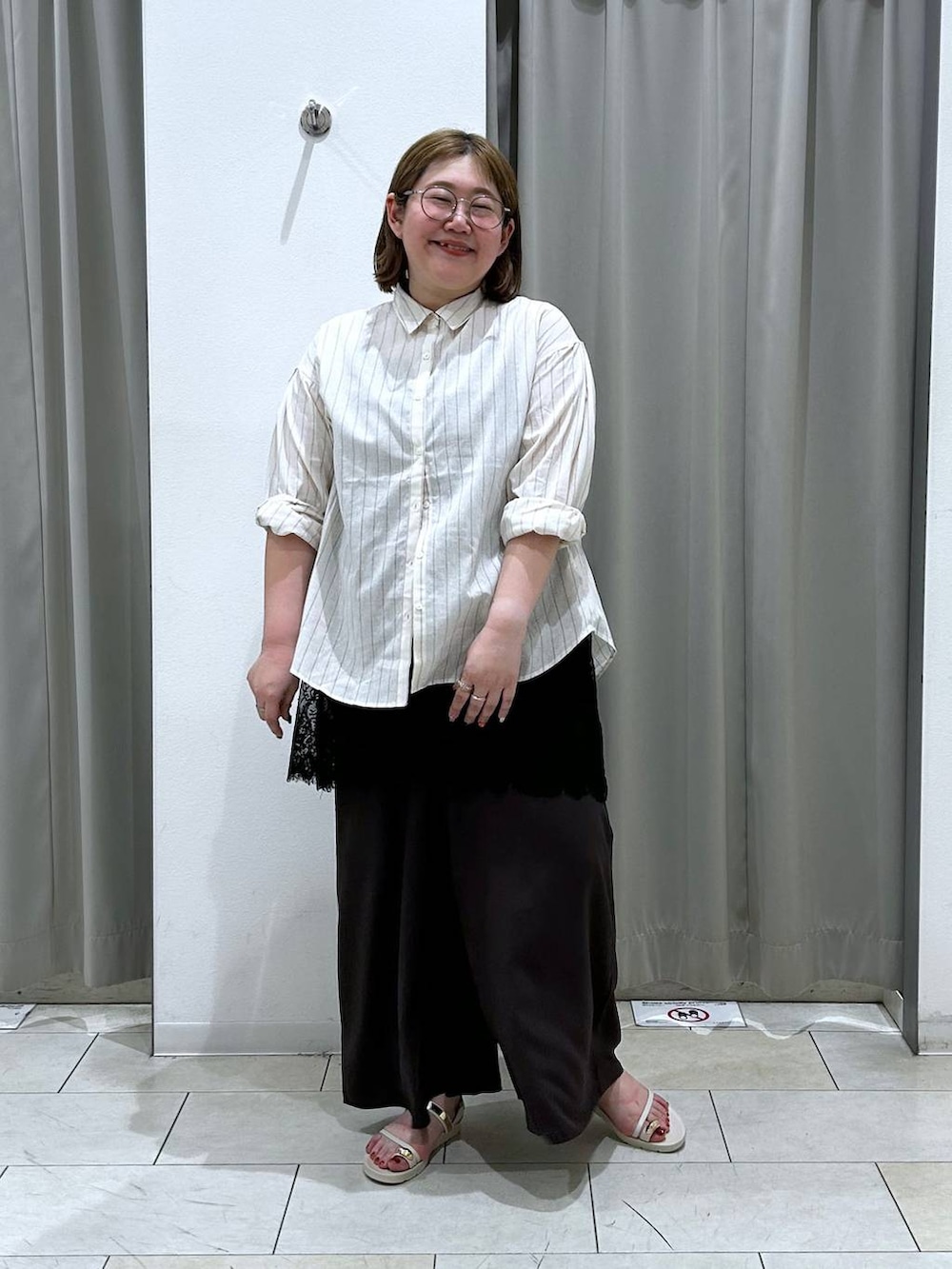 ベージュ系のサンダル、ホワイト系のシャツ/ブラウス、ブラウン系のその他パンツを着用したレディースの夏コーディネートの2枚目の写真