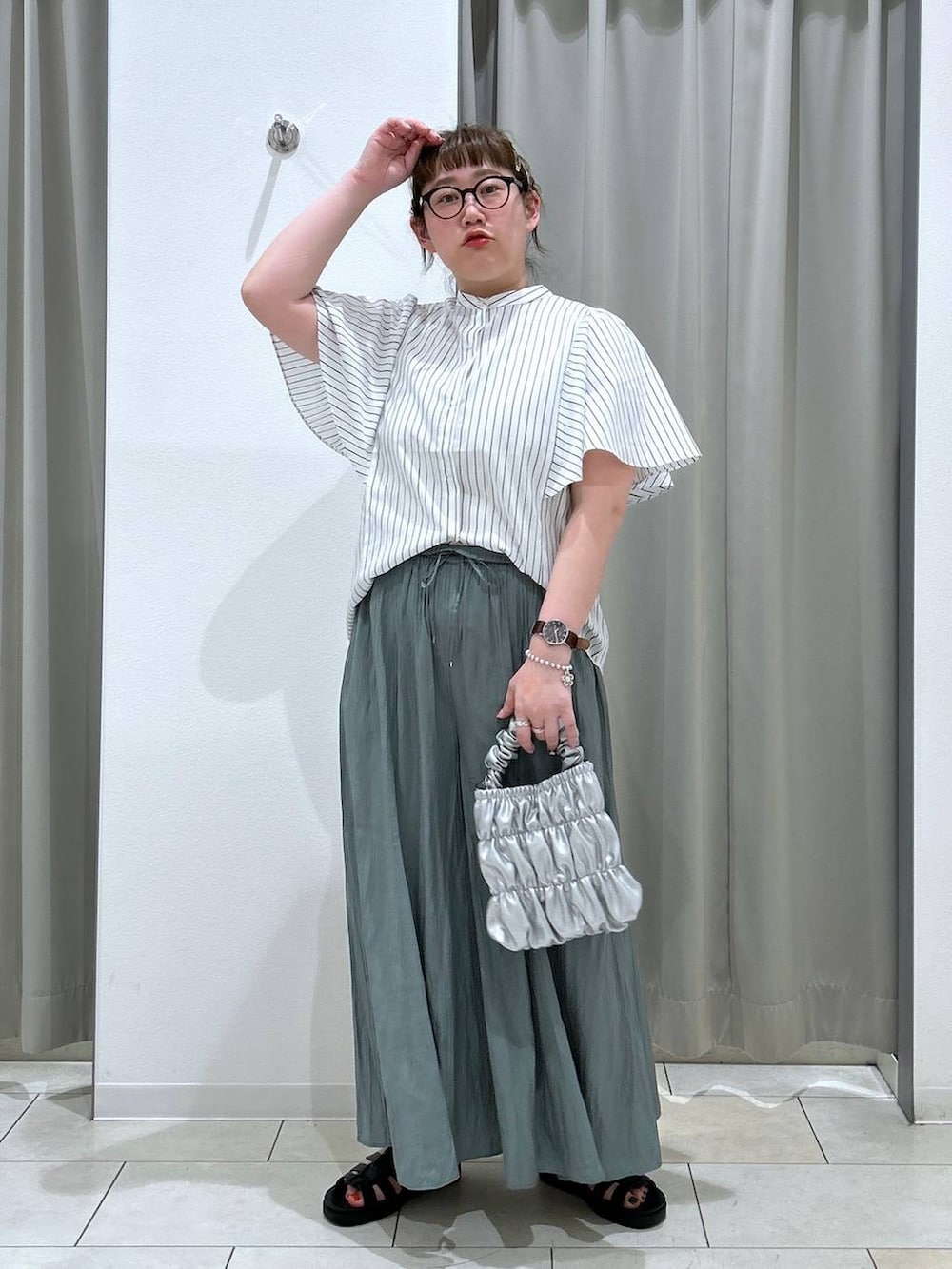 ブラック系のスニーカー、グリーン系のその他パンツ、グレー系のショルダーバッグを着用したレディースの春コーディネートの3枚目の写真