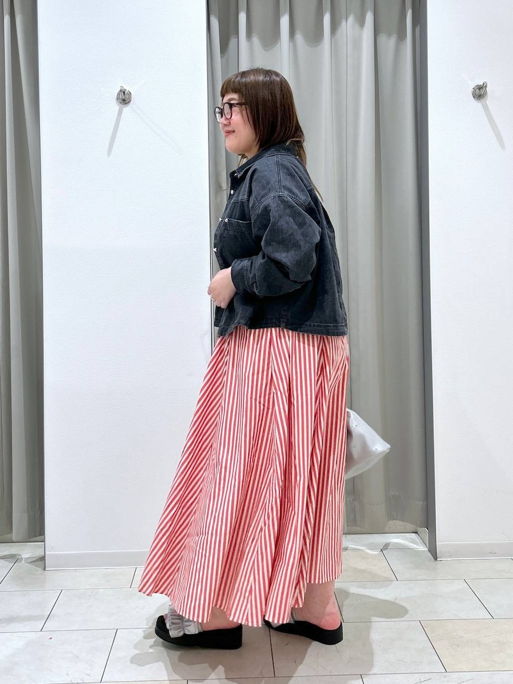 シルバー系のサンダル、シルバー系のショルダーバッグ、グレー系のシャツ/ブラウスを着用したレディースの春コーディネートの3枚目の写真