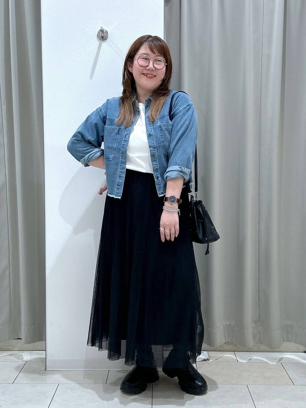 ブラック系のショルダーバッグ、ブルー系のシャツ/ブラウス、ホワイト系のTシャツ/カットソーを着用したレディースの秋コーディネートの2枚目の写真