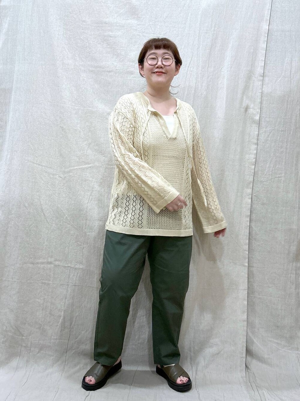 ホワイト系のニット/セーター、グリーン系のサンダル、グリーン系のその他パンツを着用したレディースの夏コーディネートの2枚目の写真